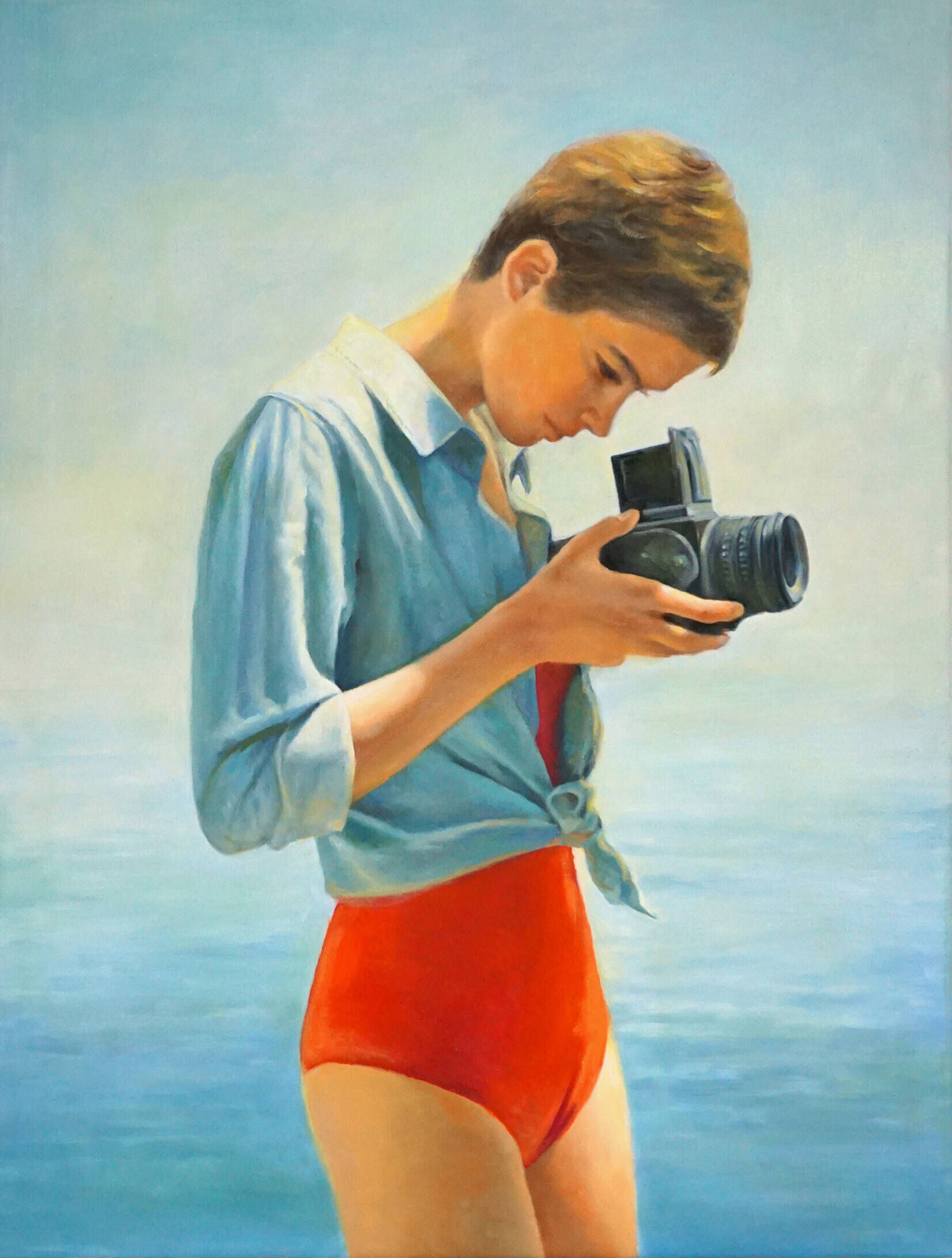 Frau mit Kamera am Meer - Christian Herzig 1