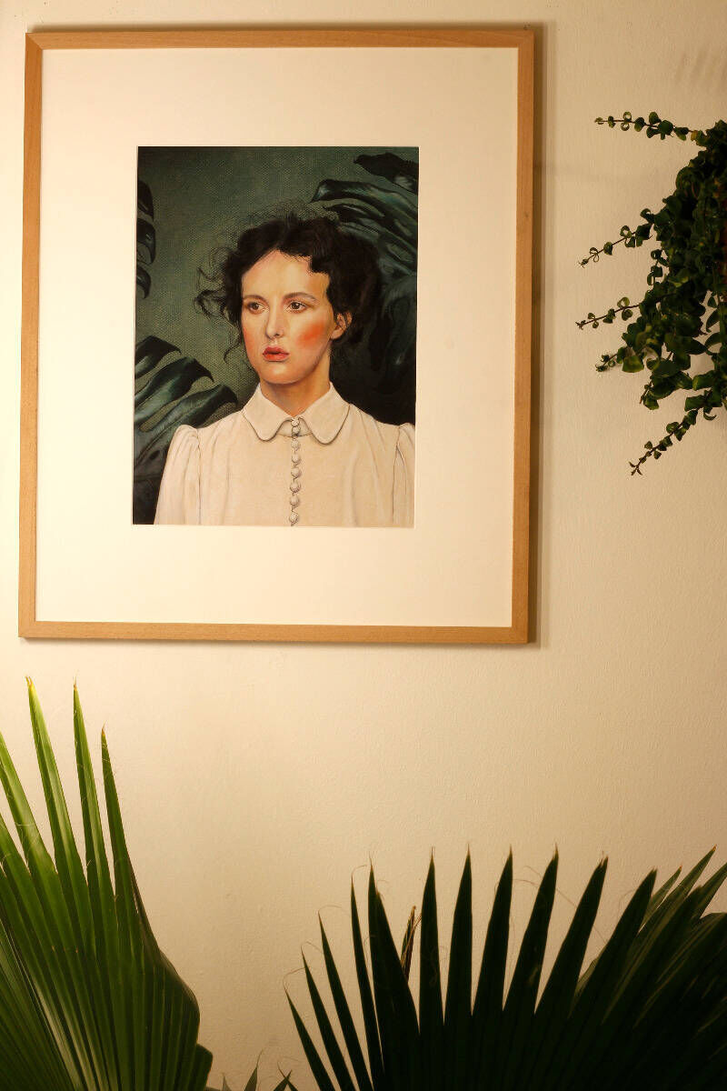 Dame vor Monstera Dame vor Monstera
