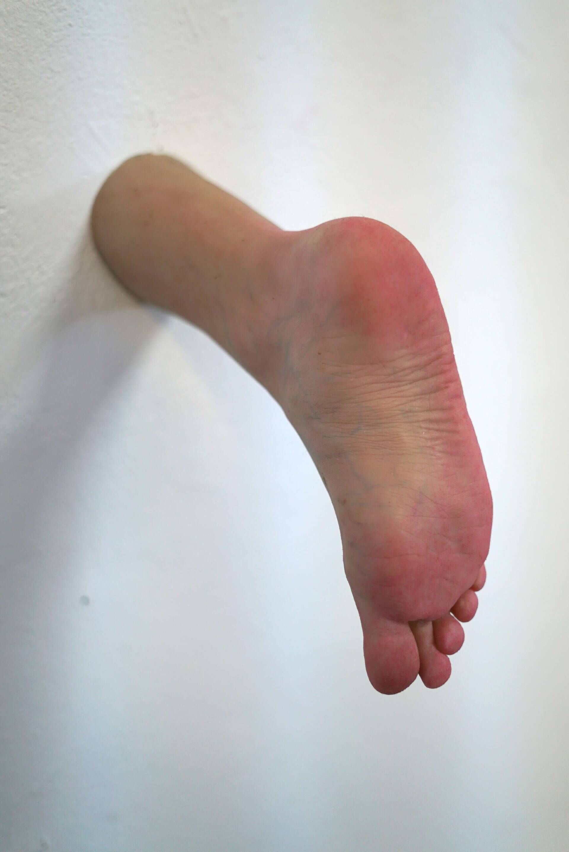 Fuß der aus der Wand schaut - Azim F. Becker 1