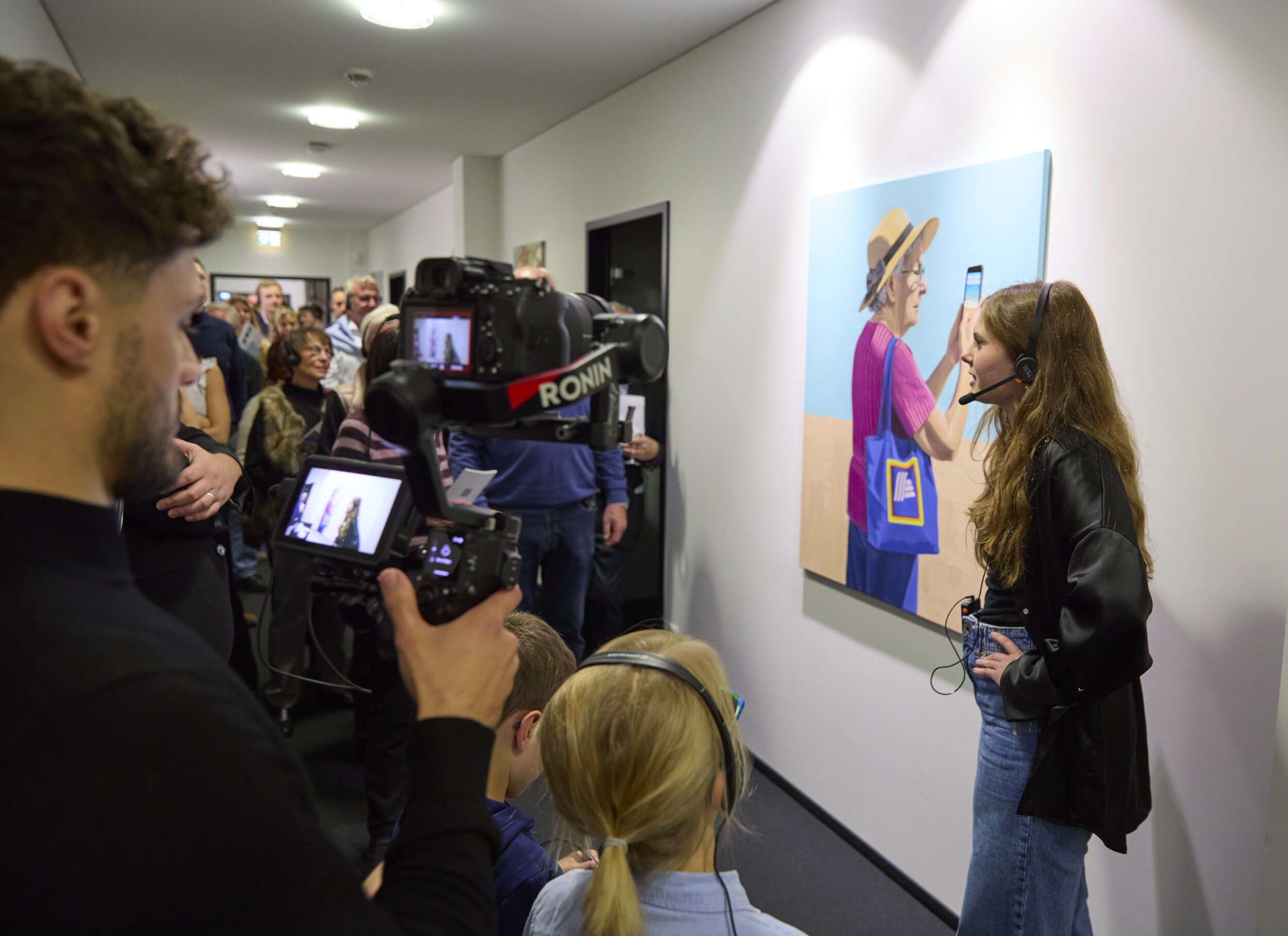 Dame in pink gestreiftem Oberteil - Julia Oleinicenko 7