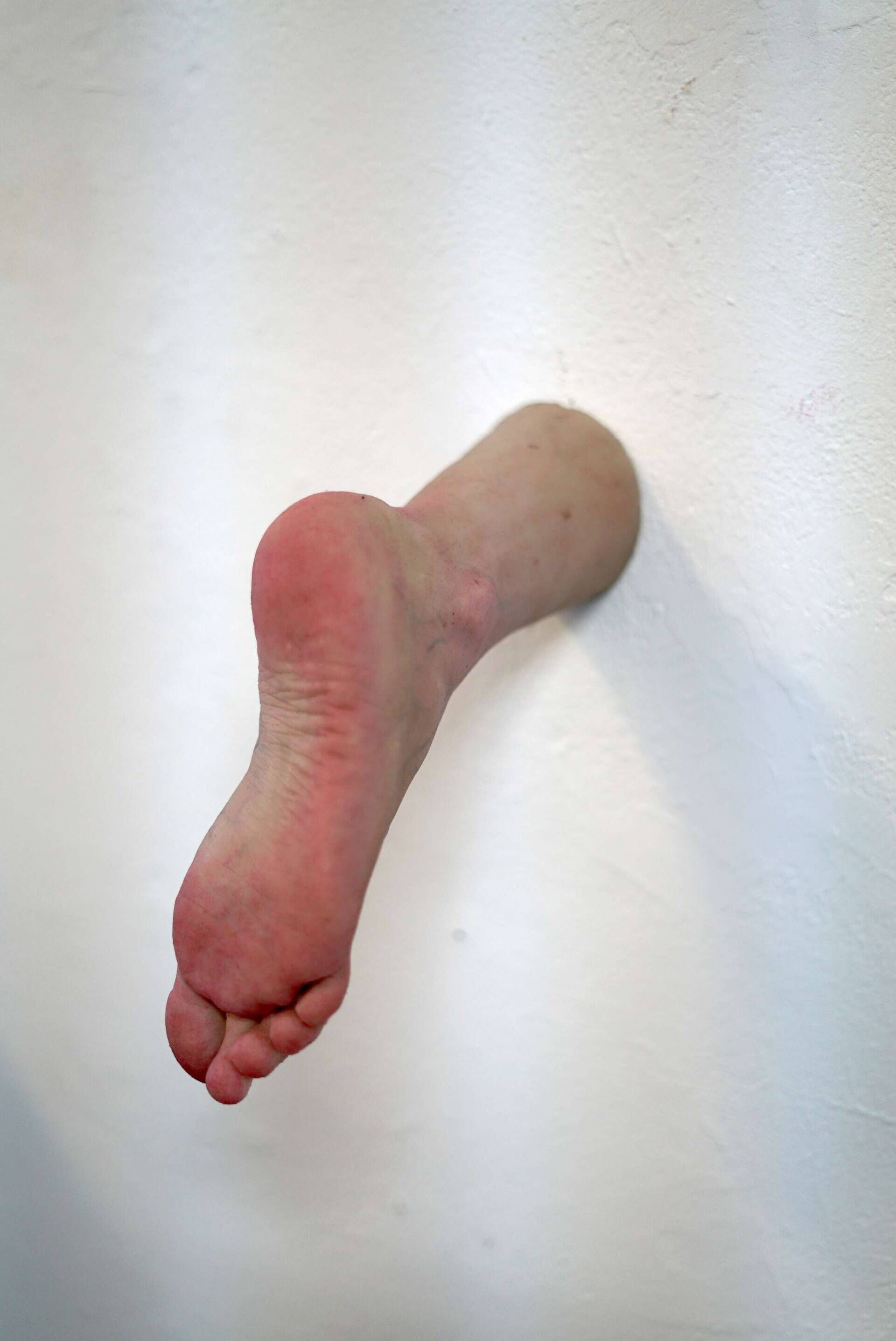 Fuß der aus der Wand schaut - Azim F. Becker 2