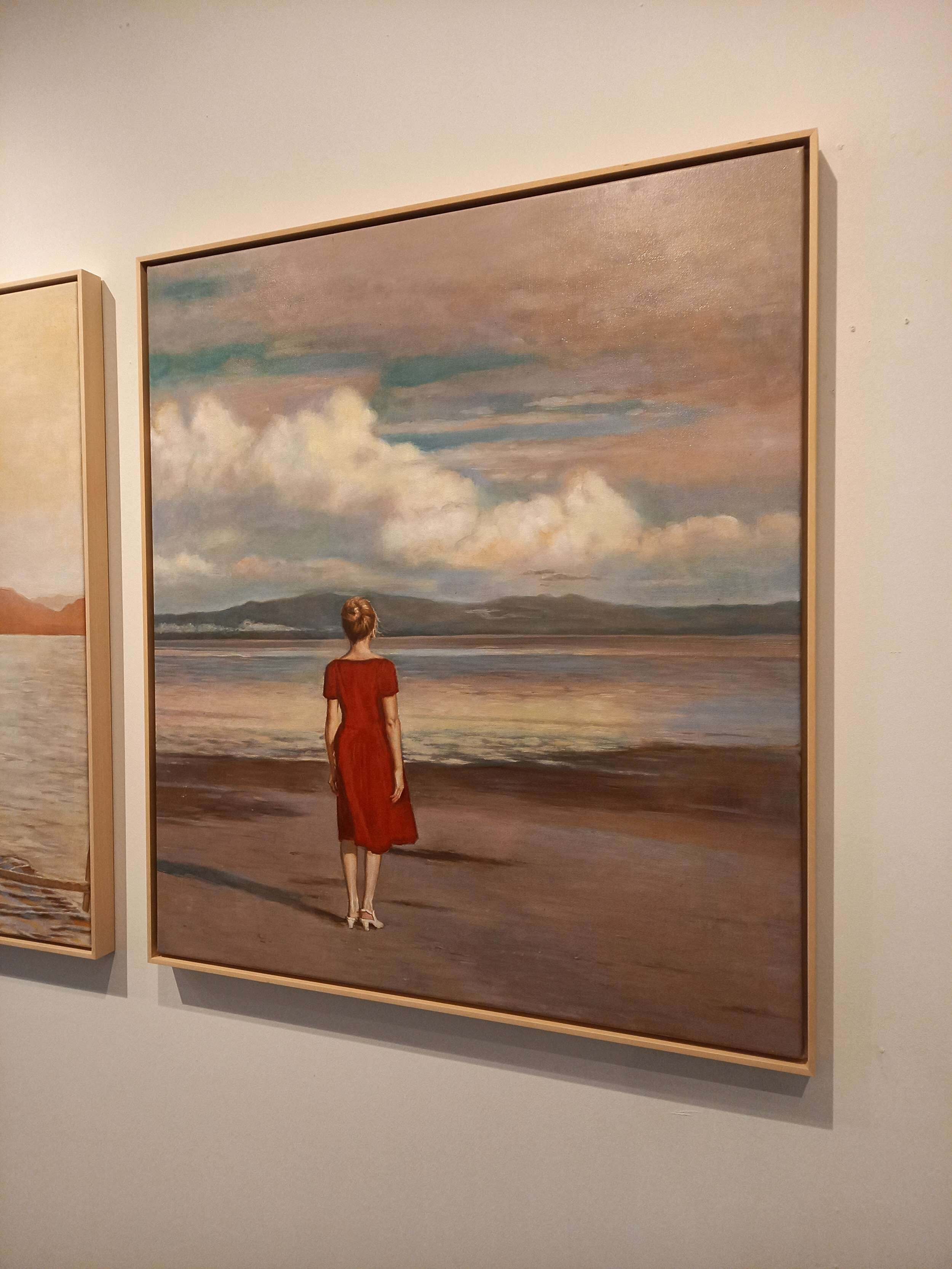 Frau in rotem Kleid am See - Christian Herzig 2
