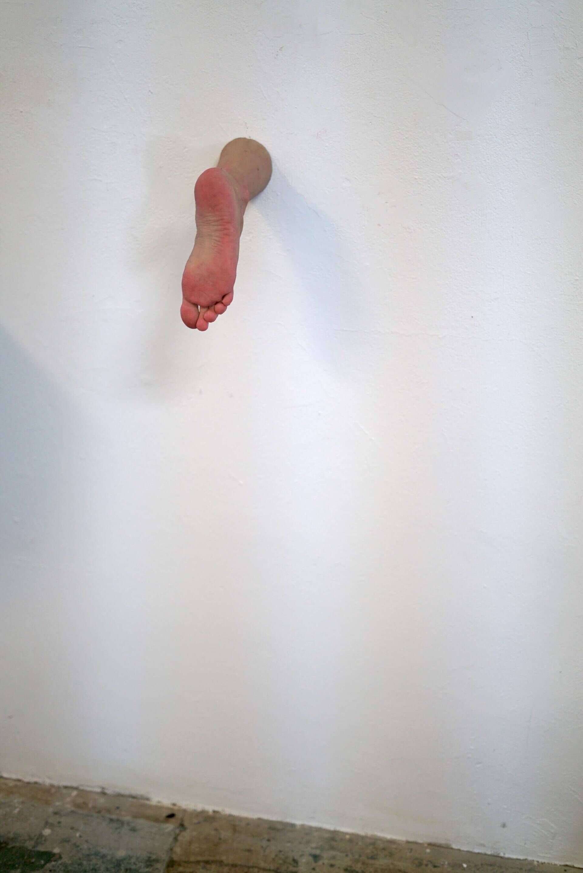 Fuß der aus der Wand schaut - Azim F. Becker 3