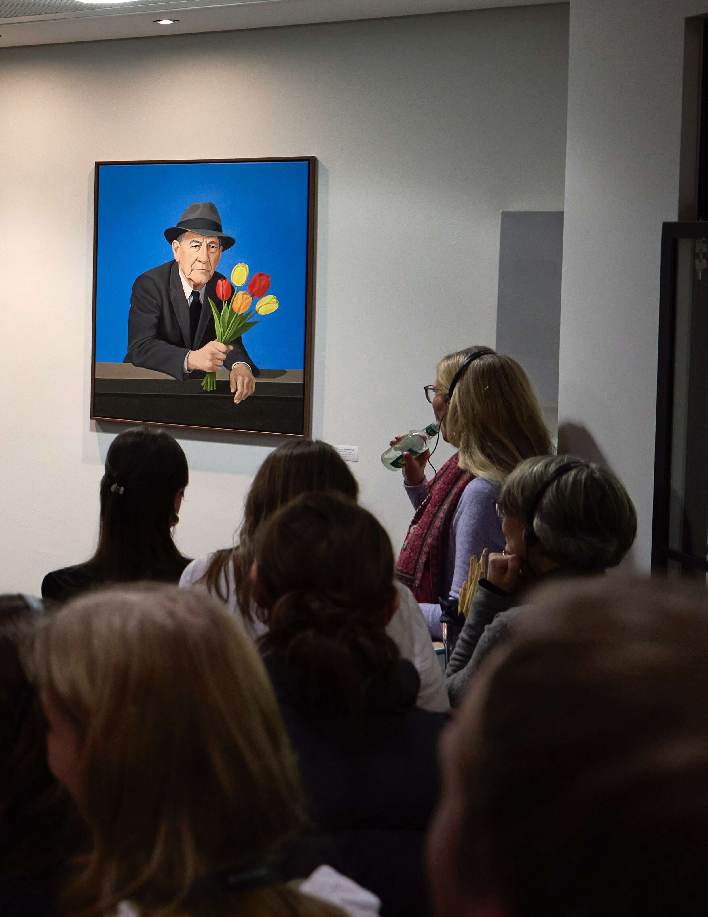 Mann mit Tulpenstrauß  - Julia Oleinicenko 1