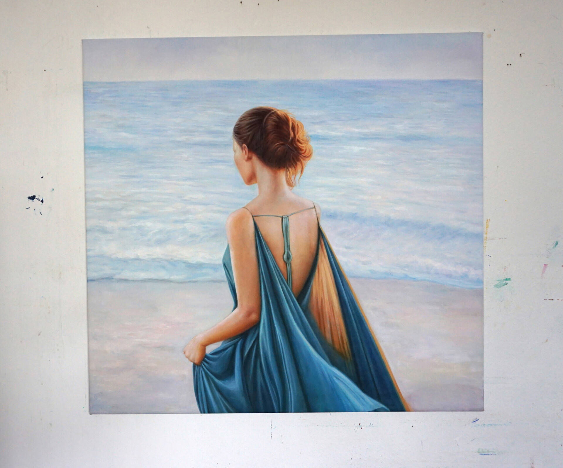 Frau mit blauem Kleid am Meer - Christian Herzig 1