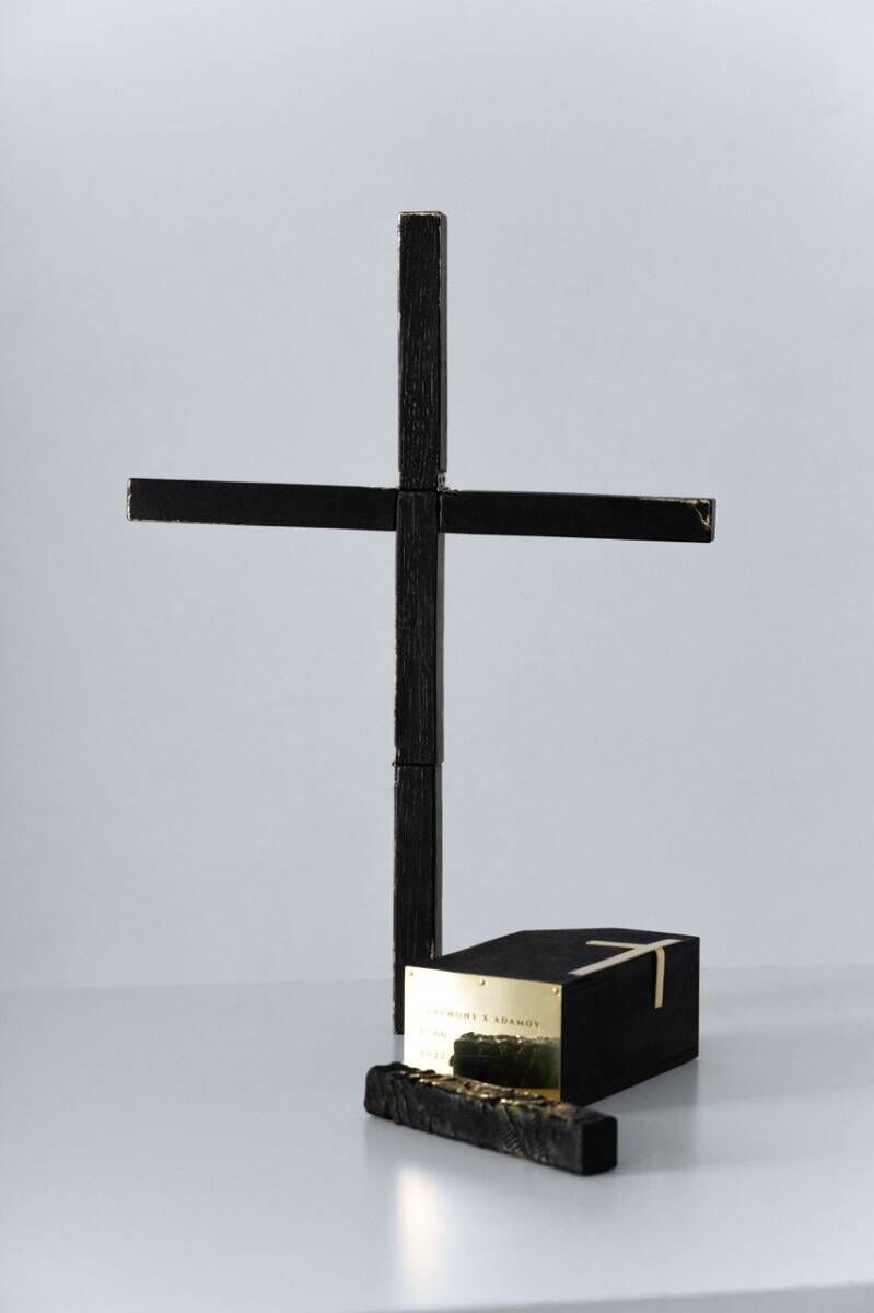 Folding cross