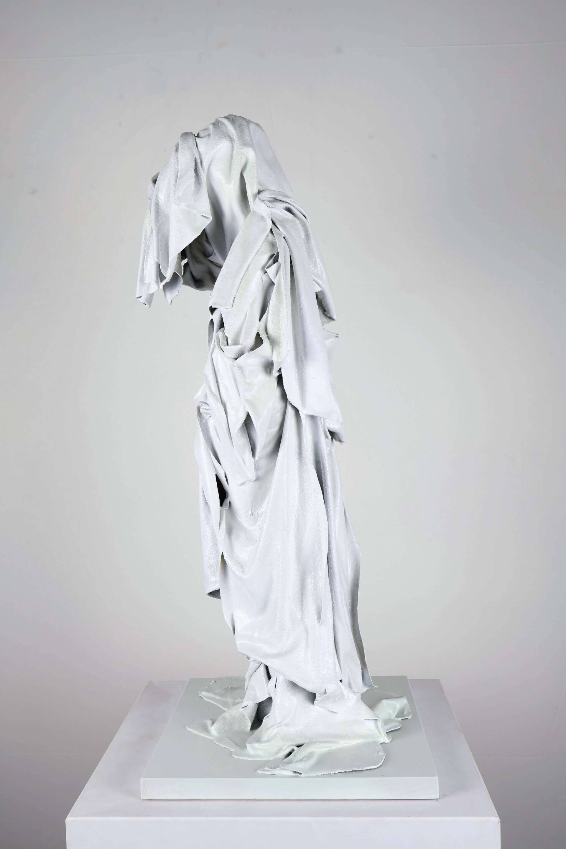 Im Weißen Stehend - Dominik Ackermann 3