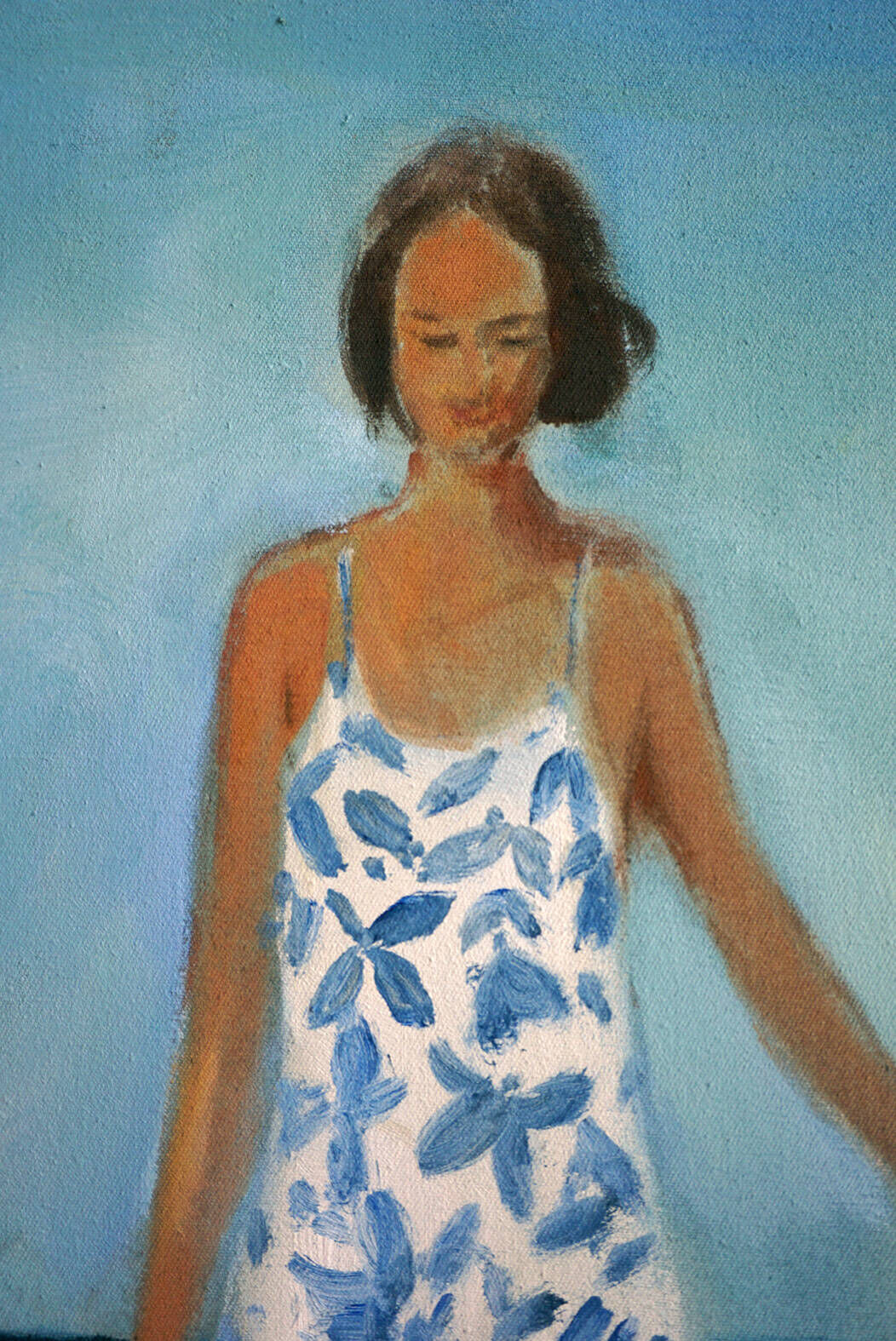 Frau in blauweißem Kleid am Meer - Christian Herzig 1