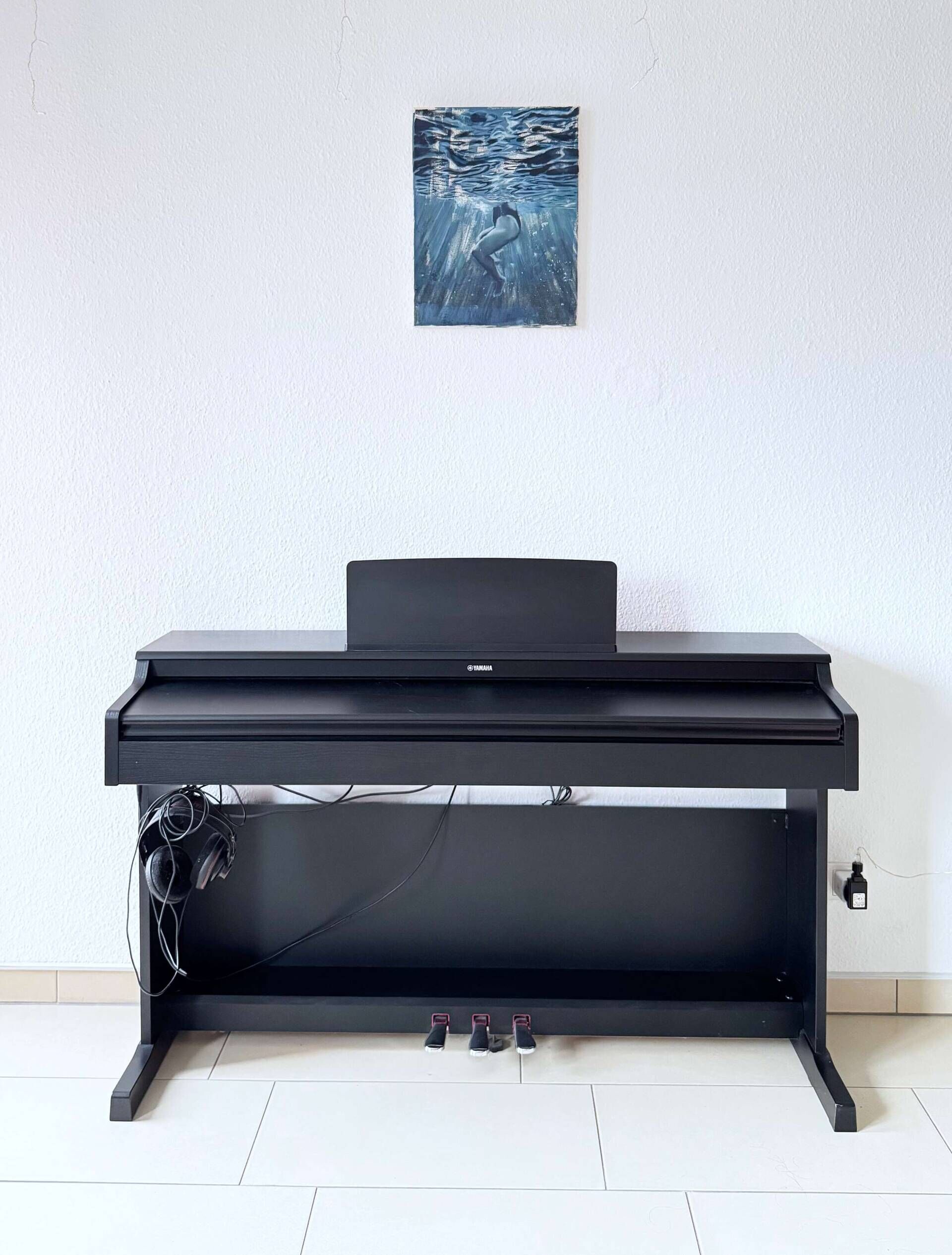 Gray swimming #2 - Maria Pantagoutsou 1