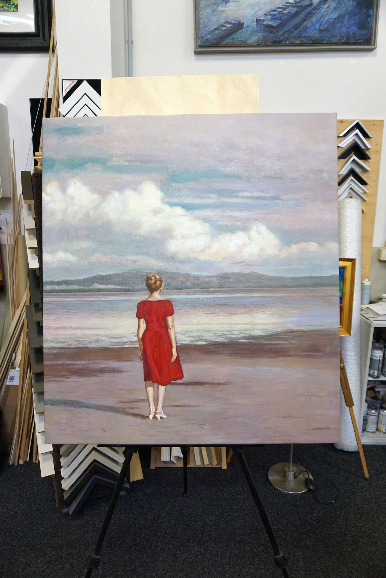 Frau in rotem Kleid am See - Christian Herzig 2