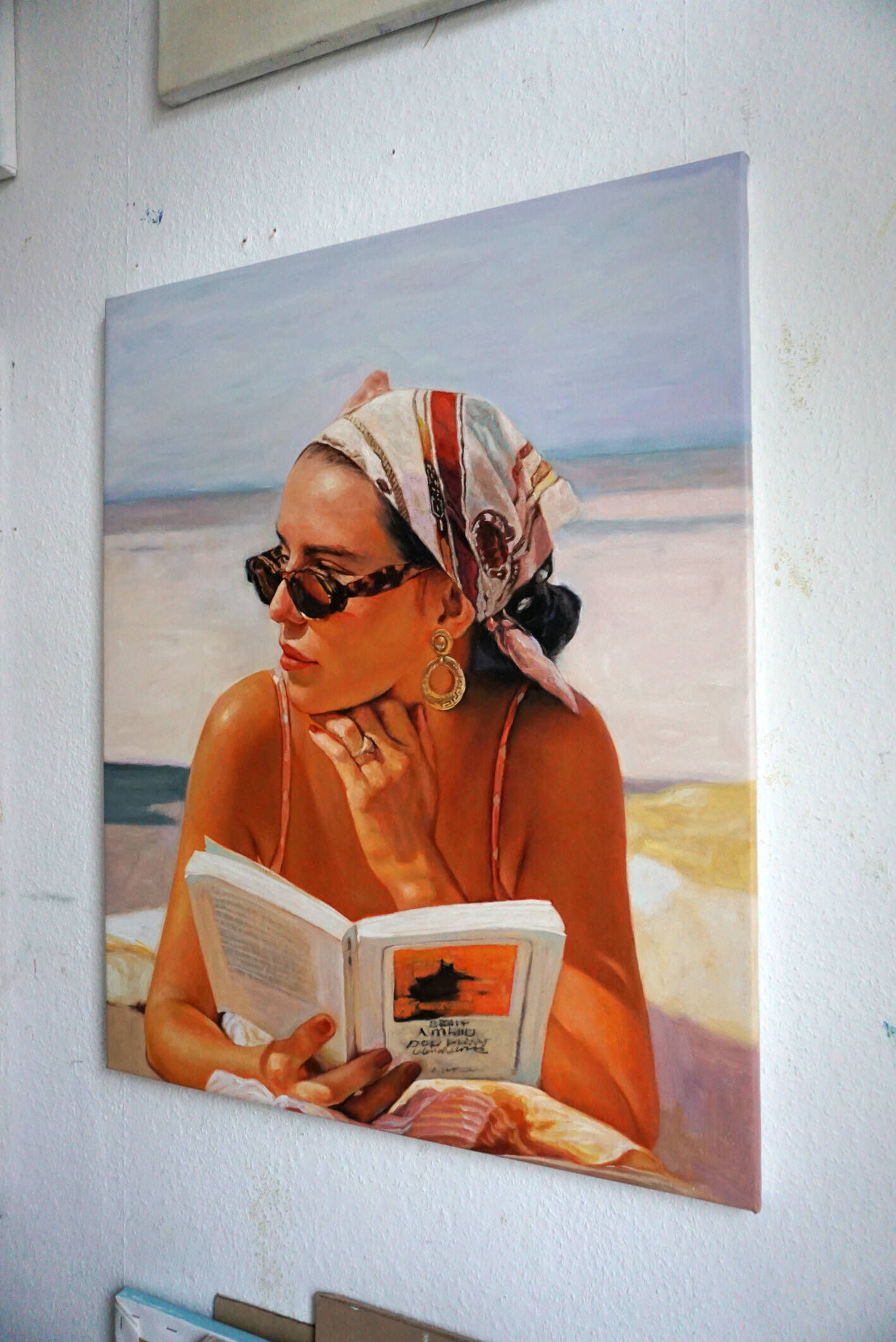 Lesende Frau am Strand - Christian Herzig 1