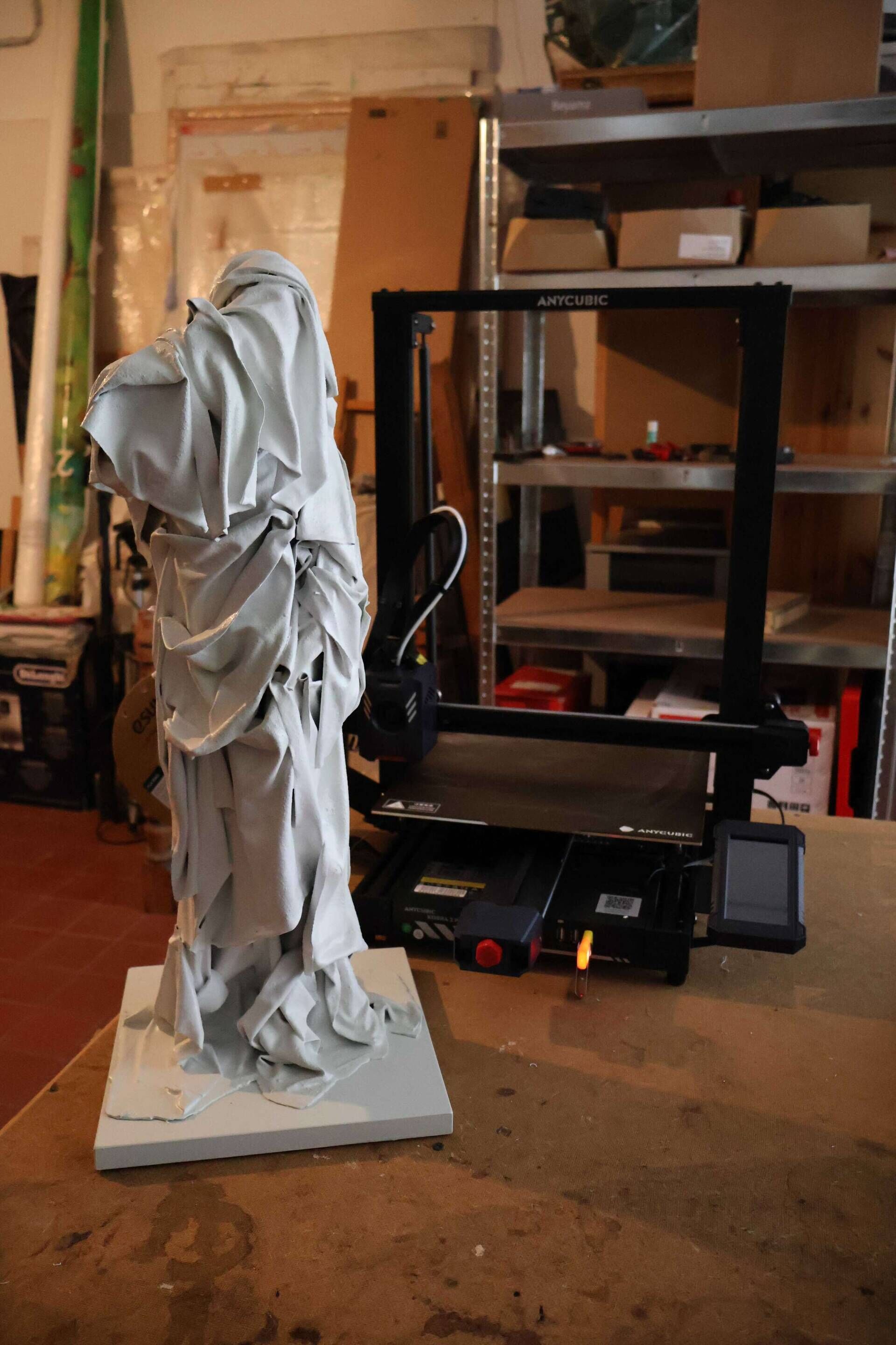 Im Weißen Stehend - Dominik Ackermann 2