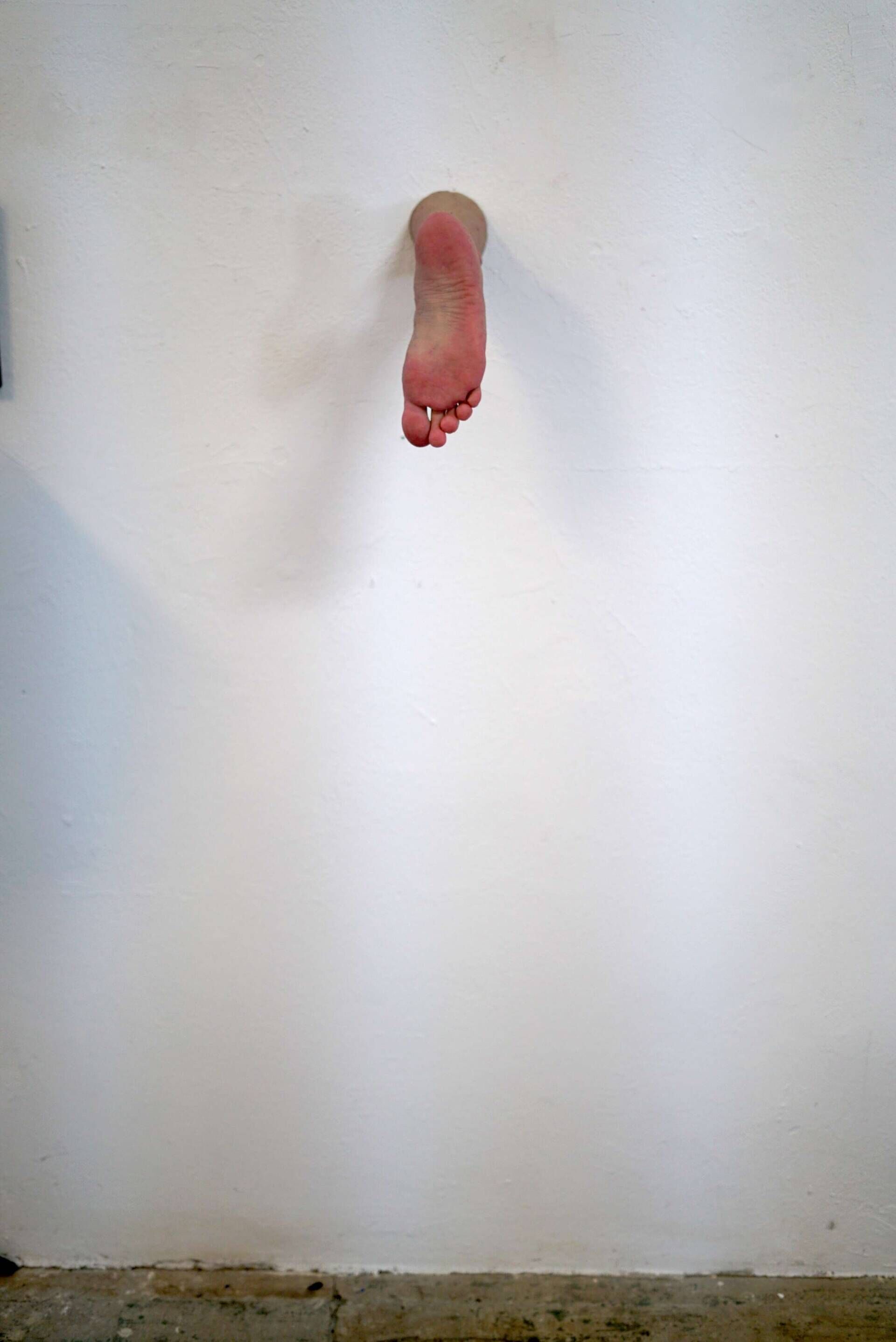 Fuß der aus der Wand schaut - Azim F. Becker 4