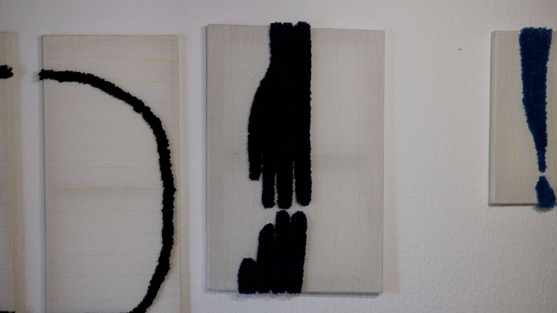 Holding Hands - Carmen Moreira 3