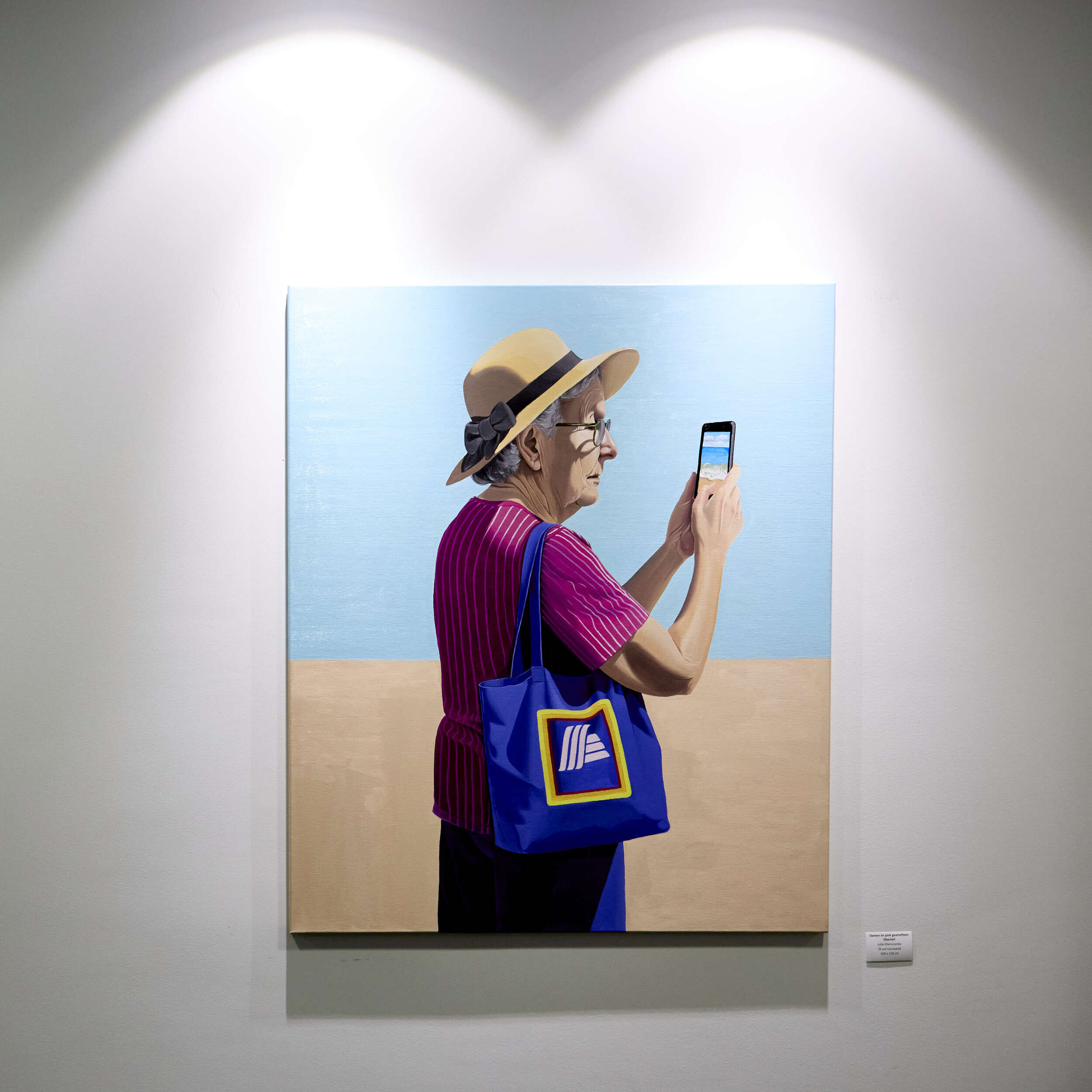 Dame in pink gestreiftem Oberteil - Julia Oleinicenko 6