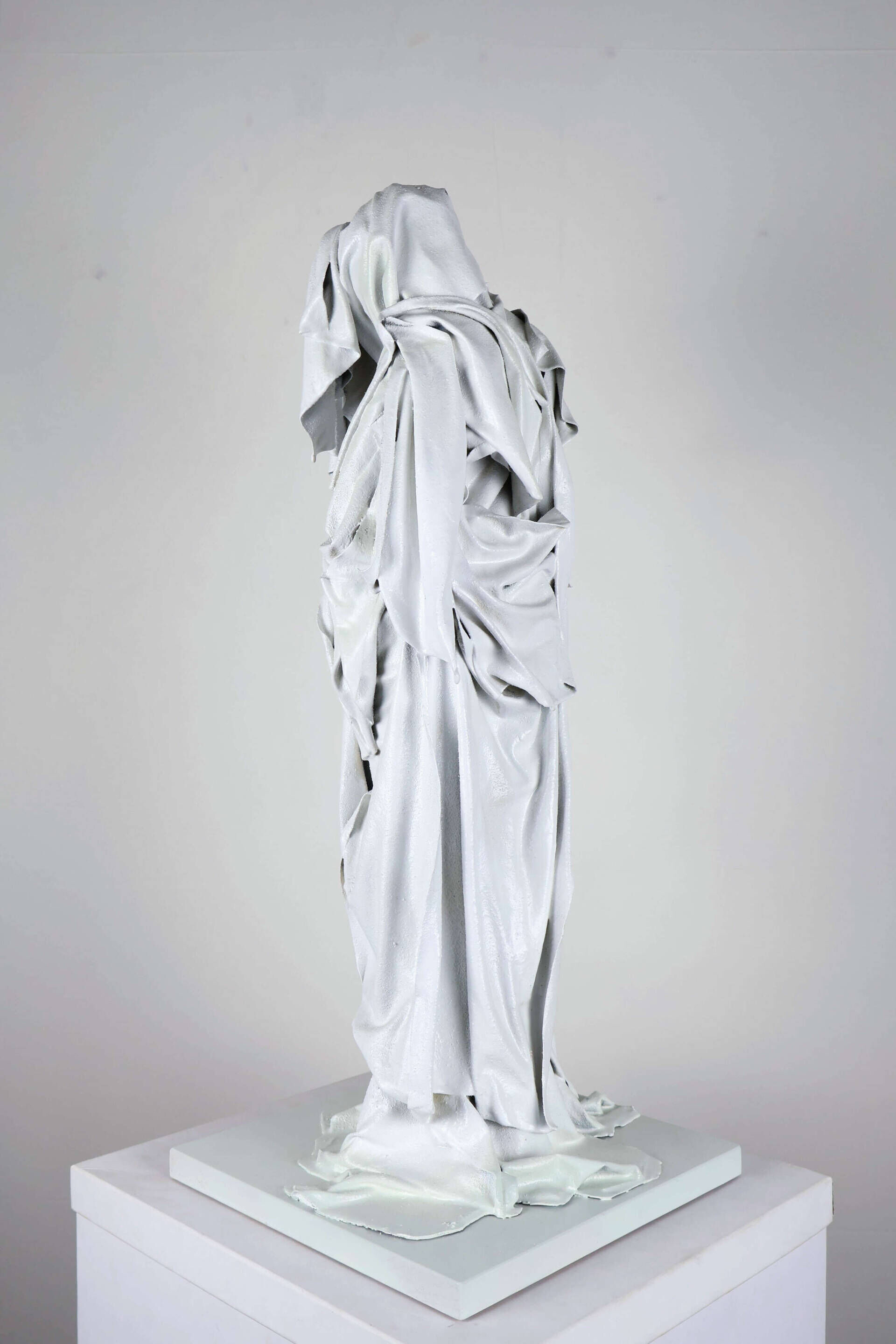 Im Weißen Stehend - Dominik Ackermann 8