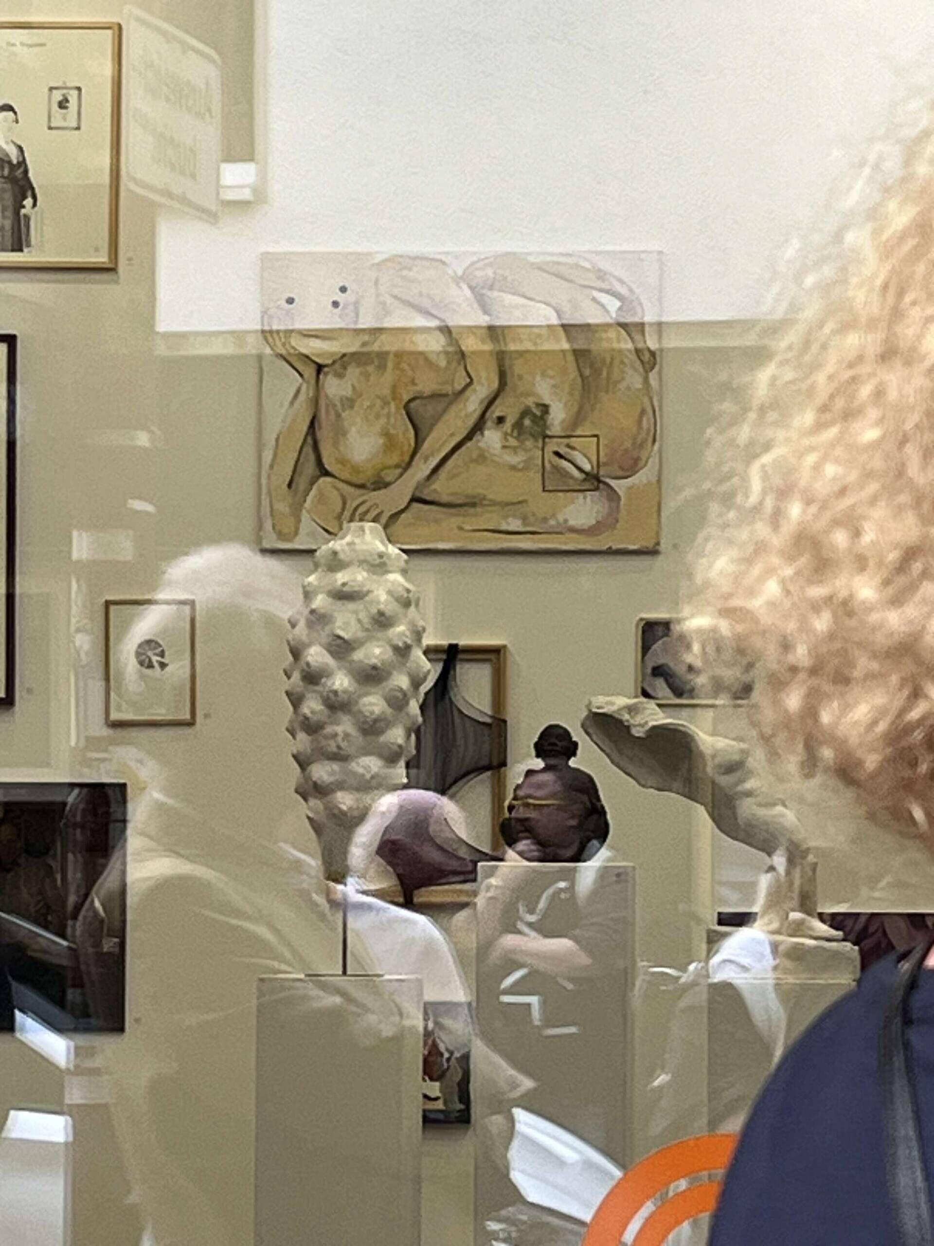 schwarzes Quadrat auf weißer Mumu - Lara Burgmann 1