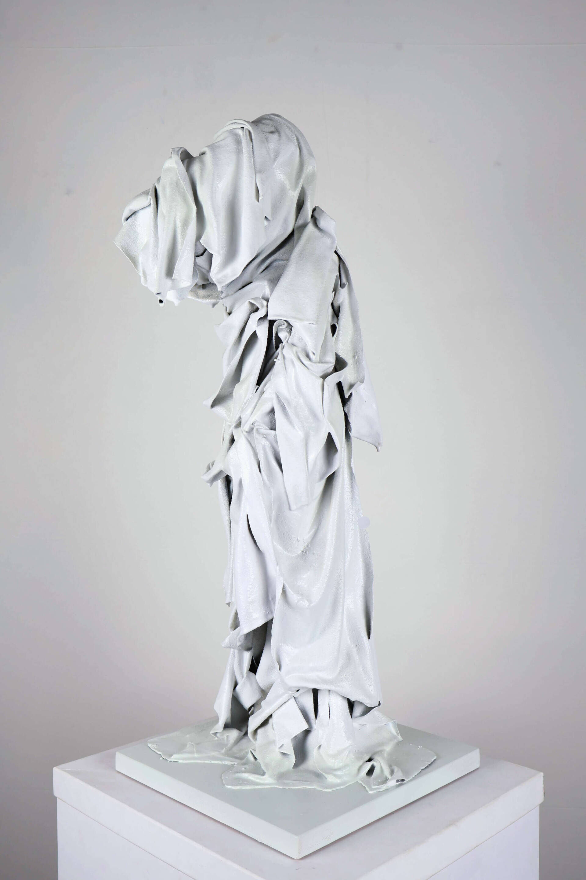 Im Weißen Stehend - Dominik Ackermann 7