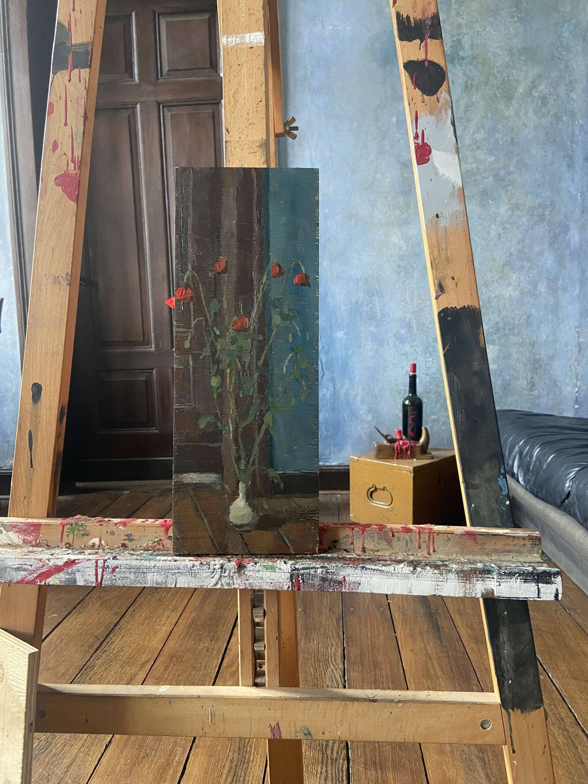 Mohn vor blauer Wand  - Lilli Geyer 1