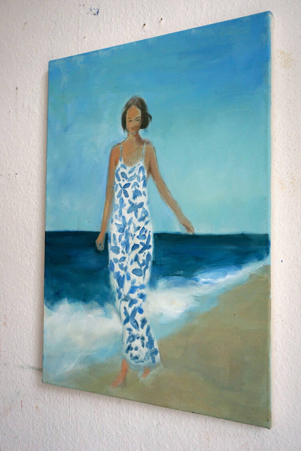 Frau in blauweißem Kleid am Meer - Christian Herzig 1